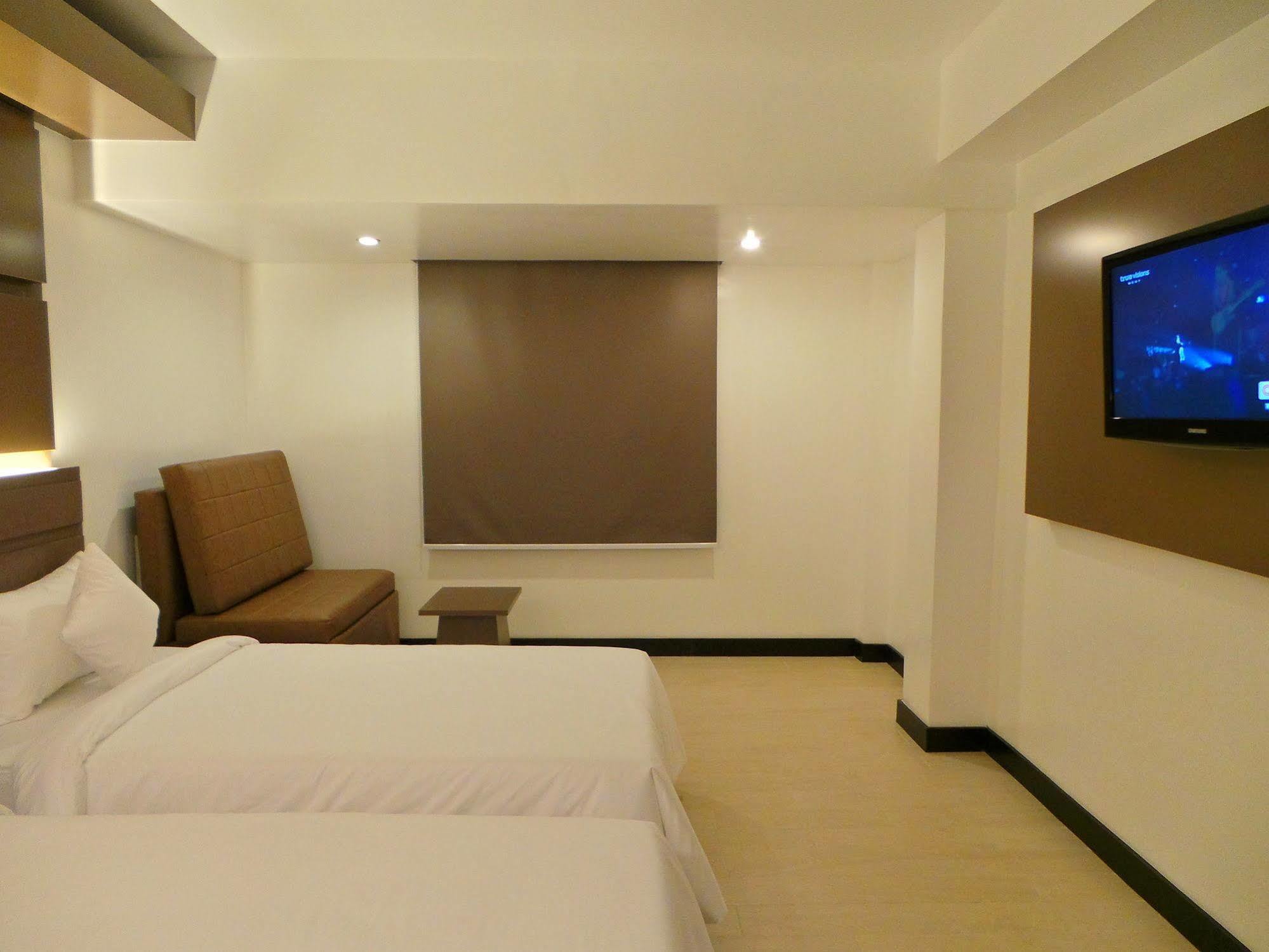Clover City Center Plus Hotel Янгон Екстериор снимка