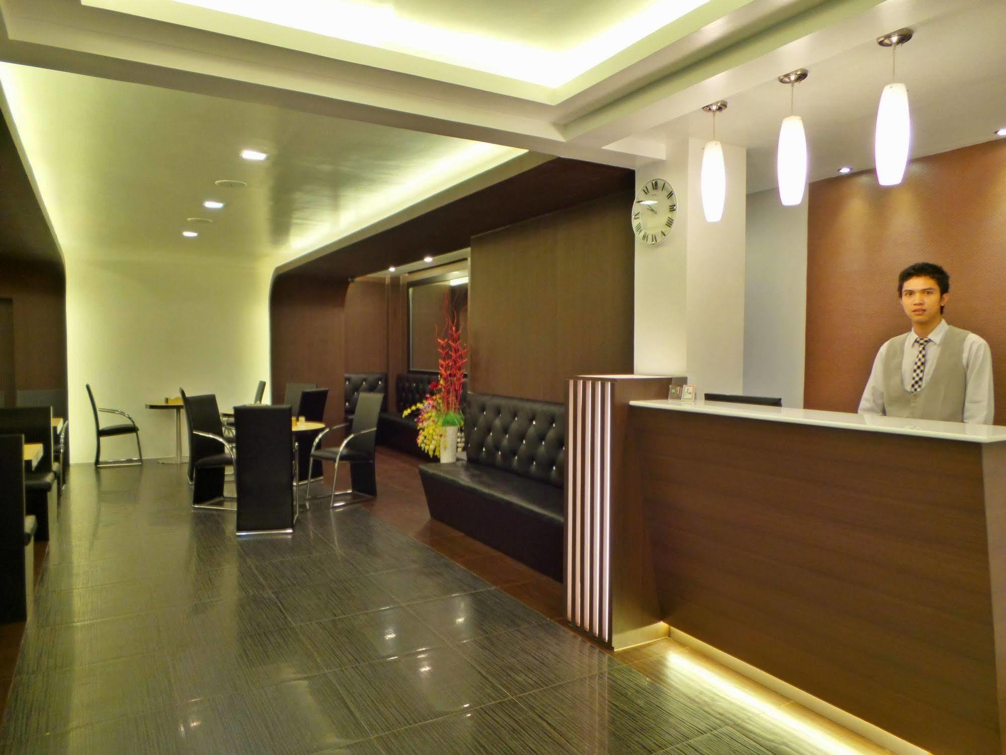 Clover City Center Plus Hotel Янгон Екстериор снимка
